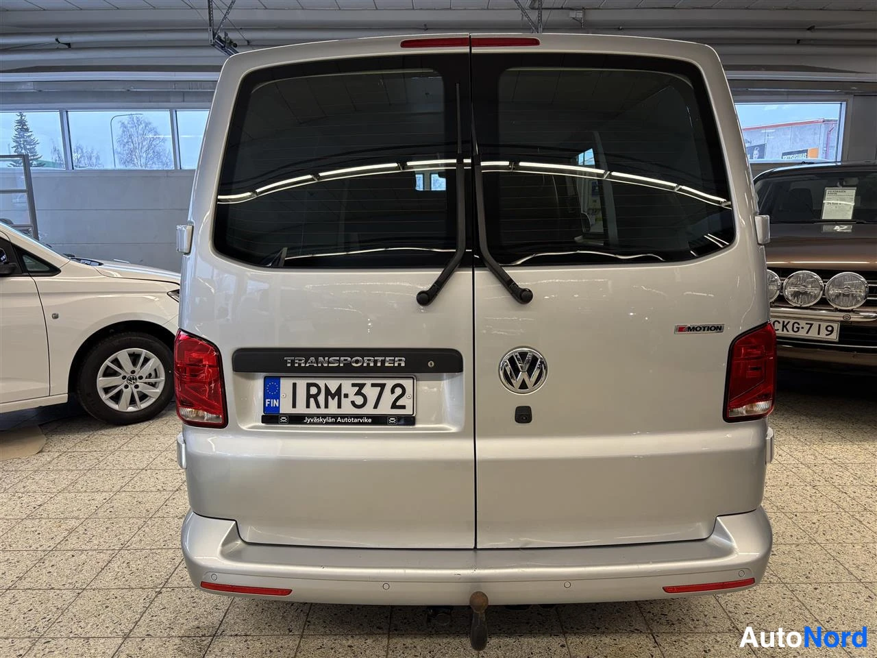 Harmaa Volkswagen Transporter 2023, takaa, kuva 8
