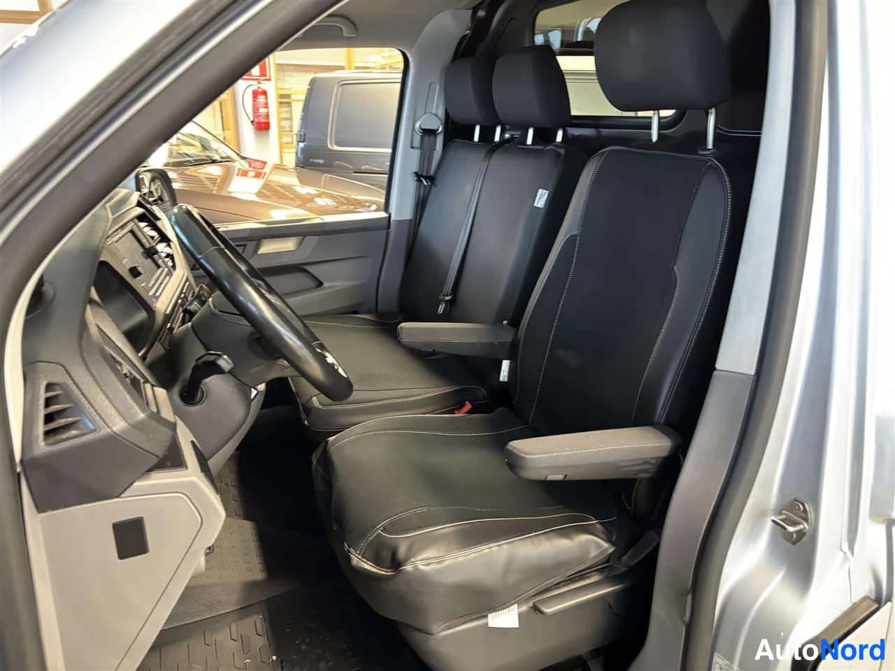 Harmaa Volkswagen Transporter 2023, etuistuimet, kuva 14