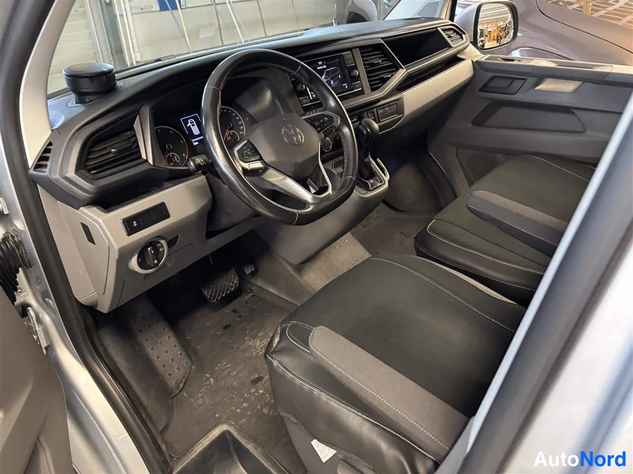 Harmaa Volkswagen Transporter 2023, ohjaamo, kuva 13