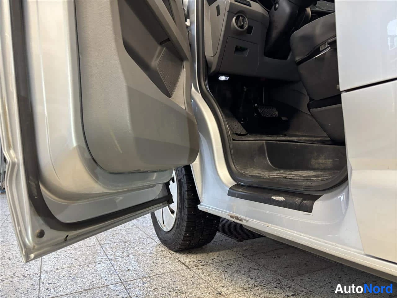 Harmaa Volkswagen Transporter 2023, yksityiskohta, kuva 20