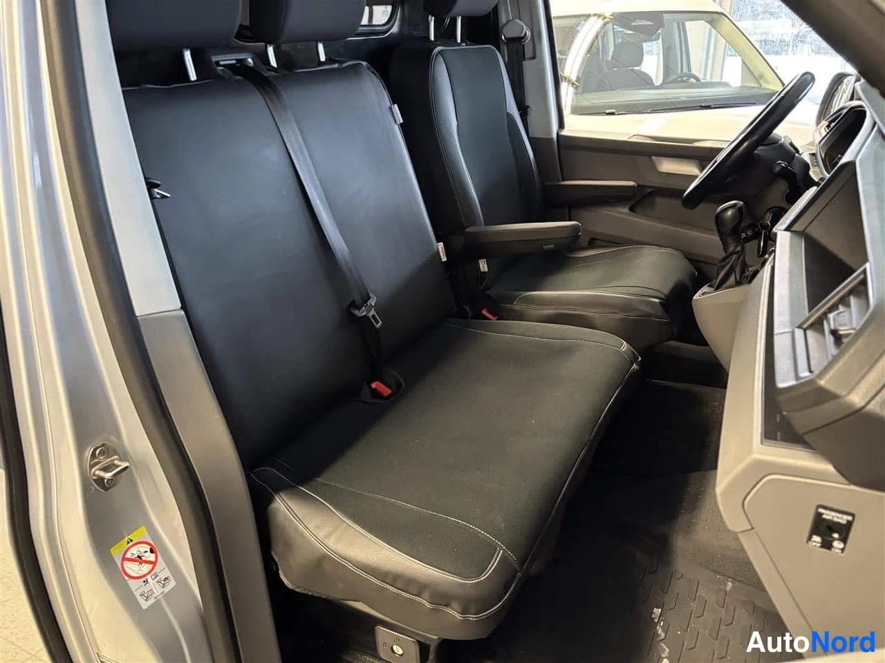 Harmaa Volkswagen Transporter 2023, etuistuimet, kuva 15