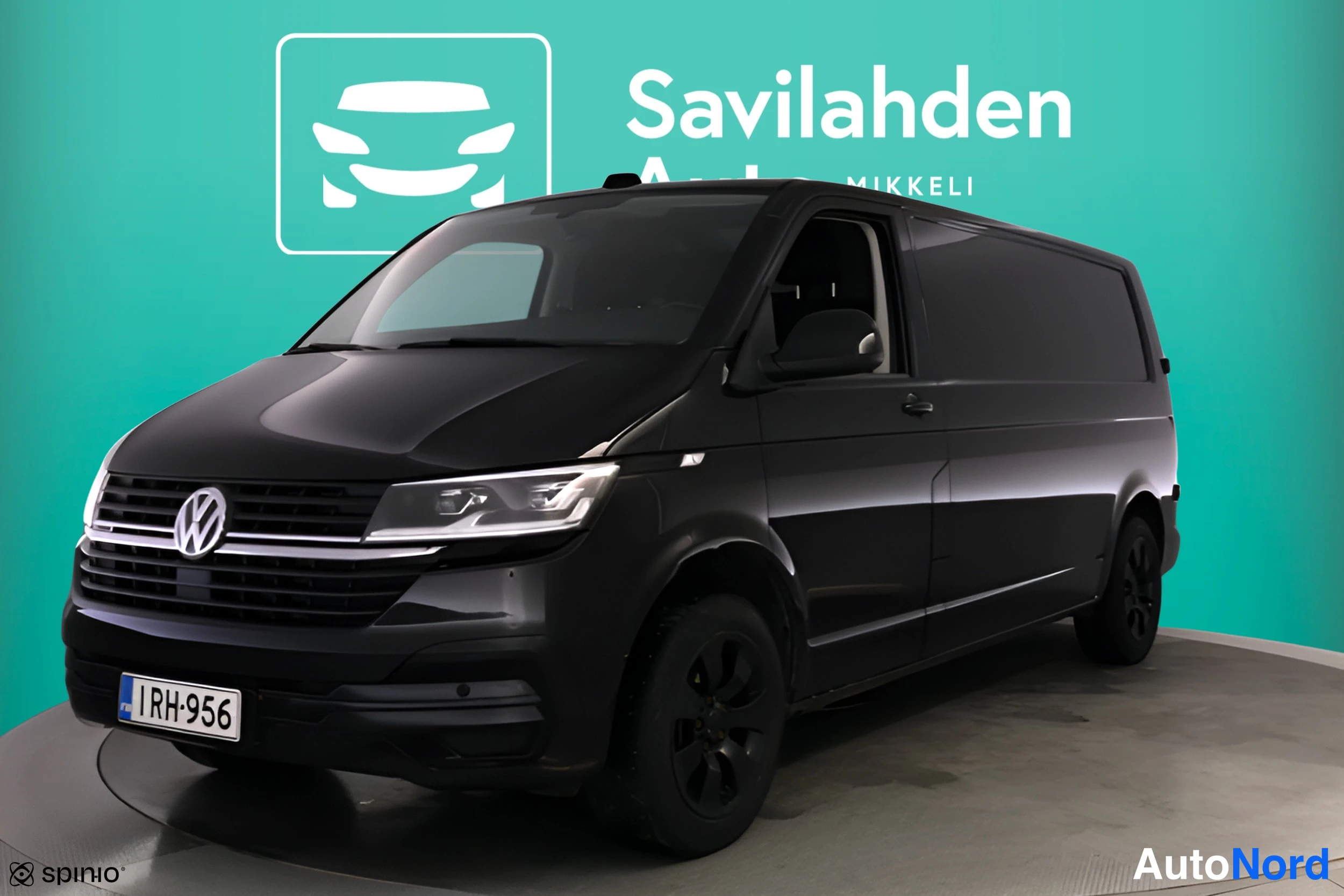 Musta Volkswagen Transporter 2023, etuviisto, keula vasemmalle, kuva 2