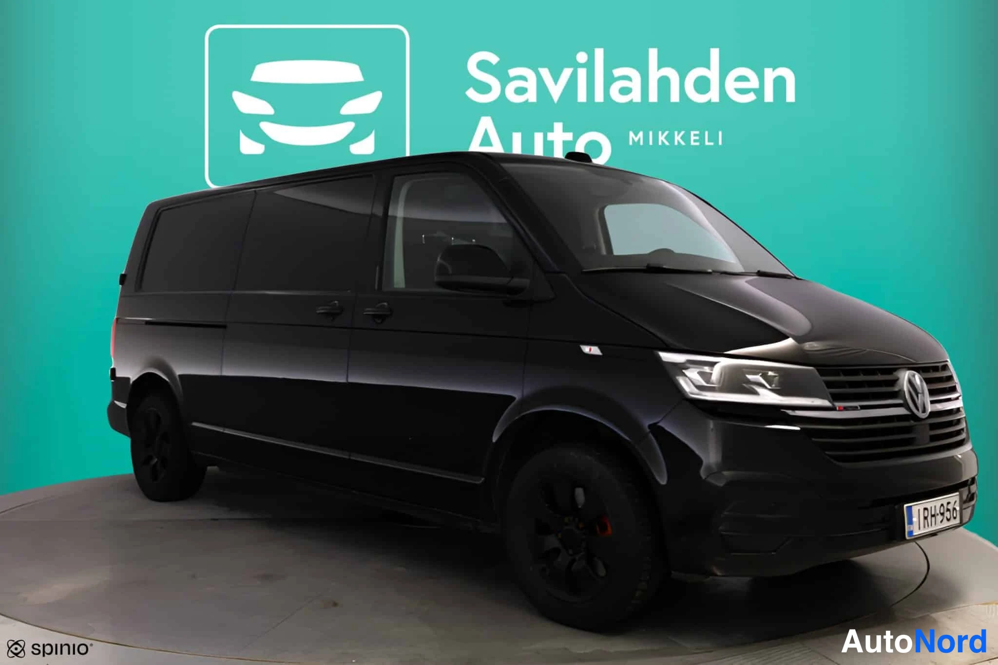 Musta Volkswagen Transporter 2023, etuviisto, keula oikealle, kuva 5