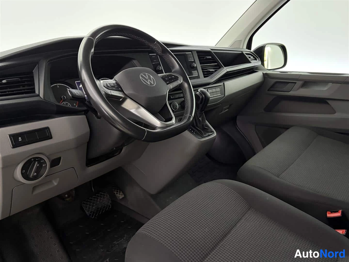 Musta Volkswagen Transporter 2023, ohjaamo, kuva 13