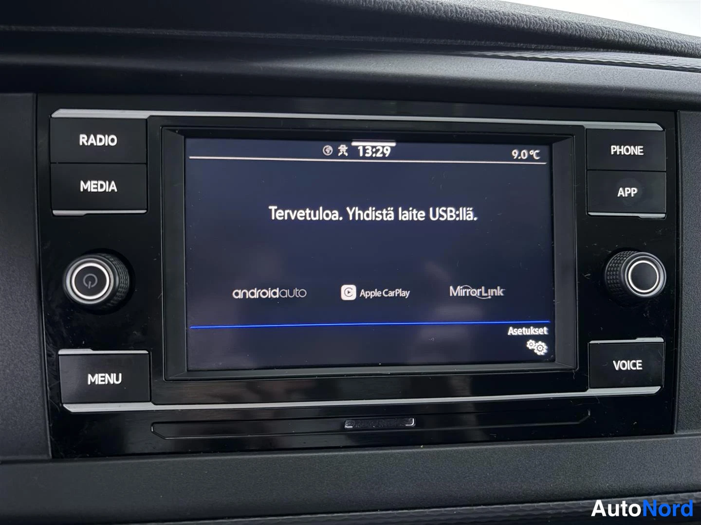 Musta Volkswagen Transporter 2023, yksityiskohta, kuva 19