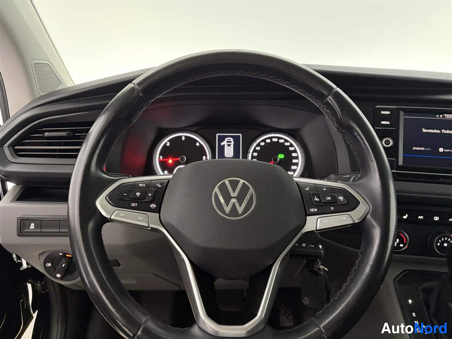 Musta Volkswagen Transporter 2023, ohjaamo, kuva 14