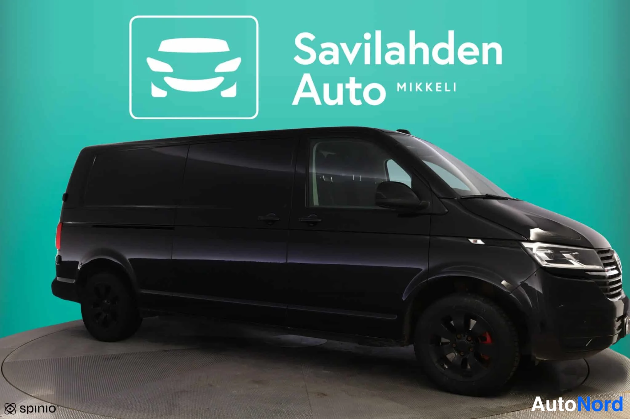 Musta Volkswagen Transporter 2023, etuviisto, keula oikealle, kuva 3