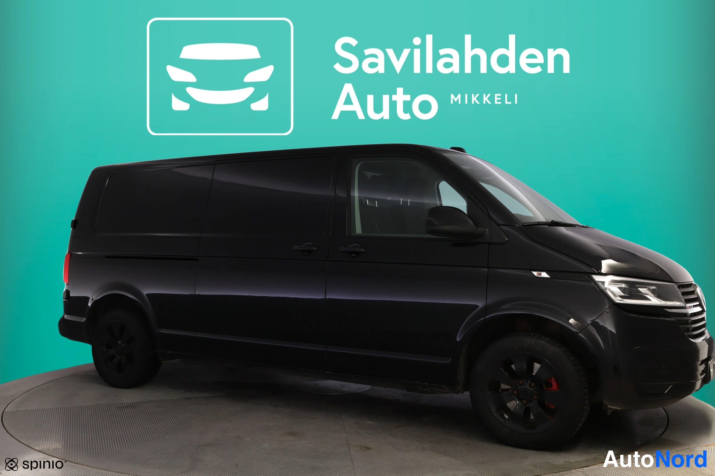 Musta Volkswagen Transporter 2023, etuviisto, keula oikealle, kuva 4