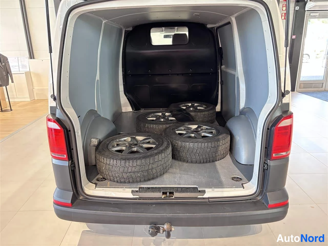 Valkoinen Volkswagen Transporter 2019, tavaratila, kuva 12