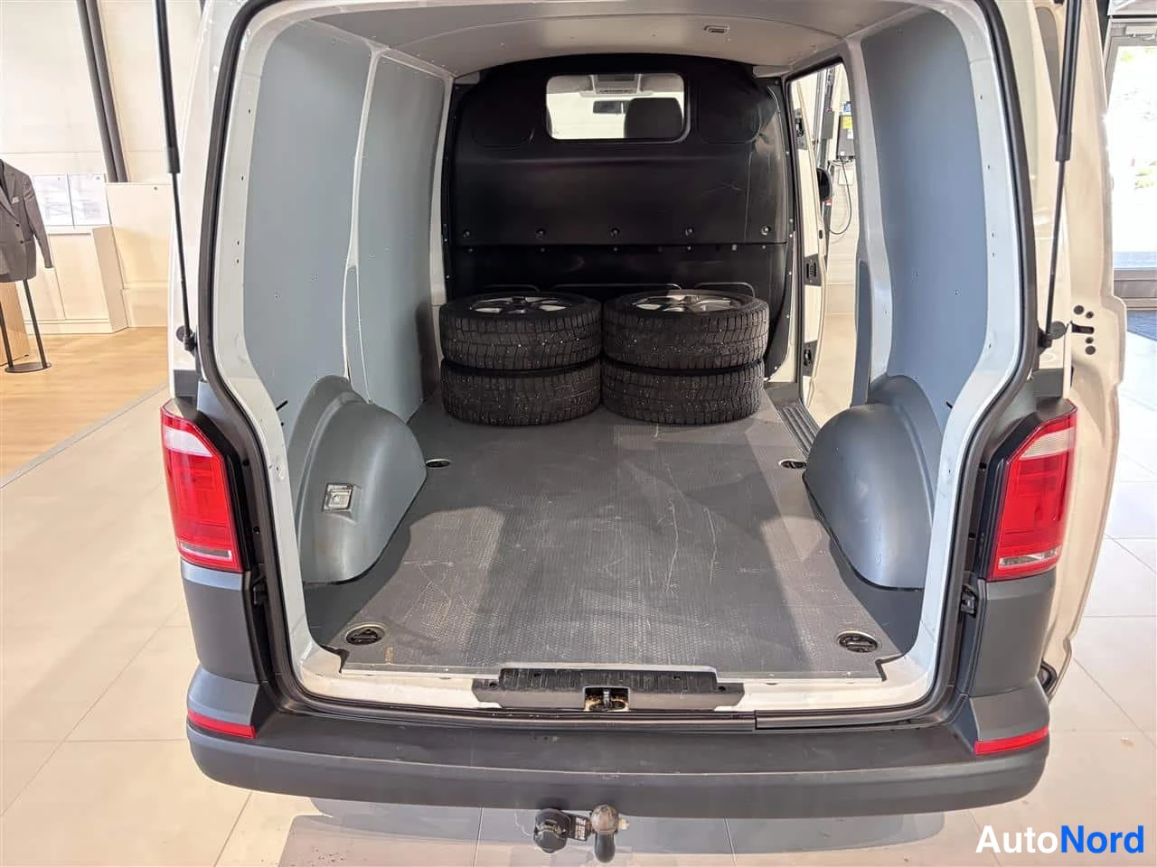 Valkoinen Volkswagen Transporter 2019, takaa, kuva 6