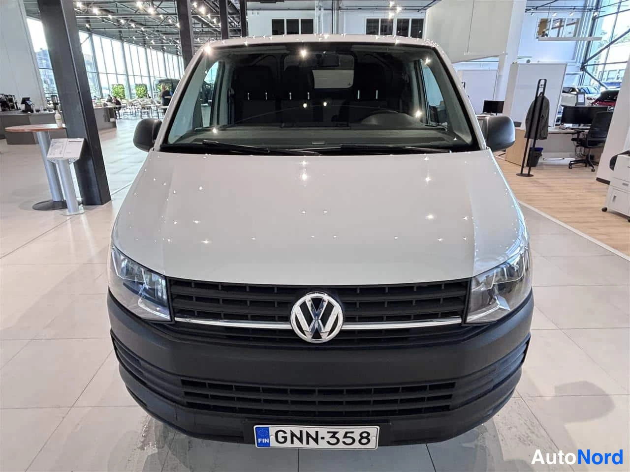 Valkoinen Volkswagen Transporter 2019, edestä, kuva 3