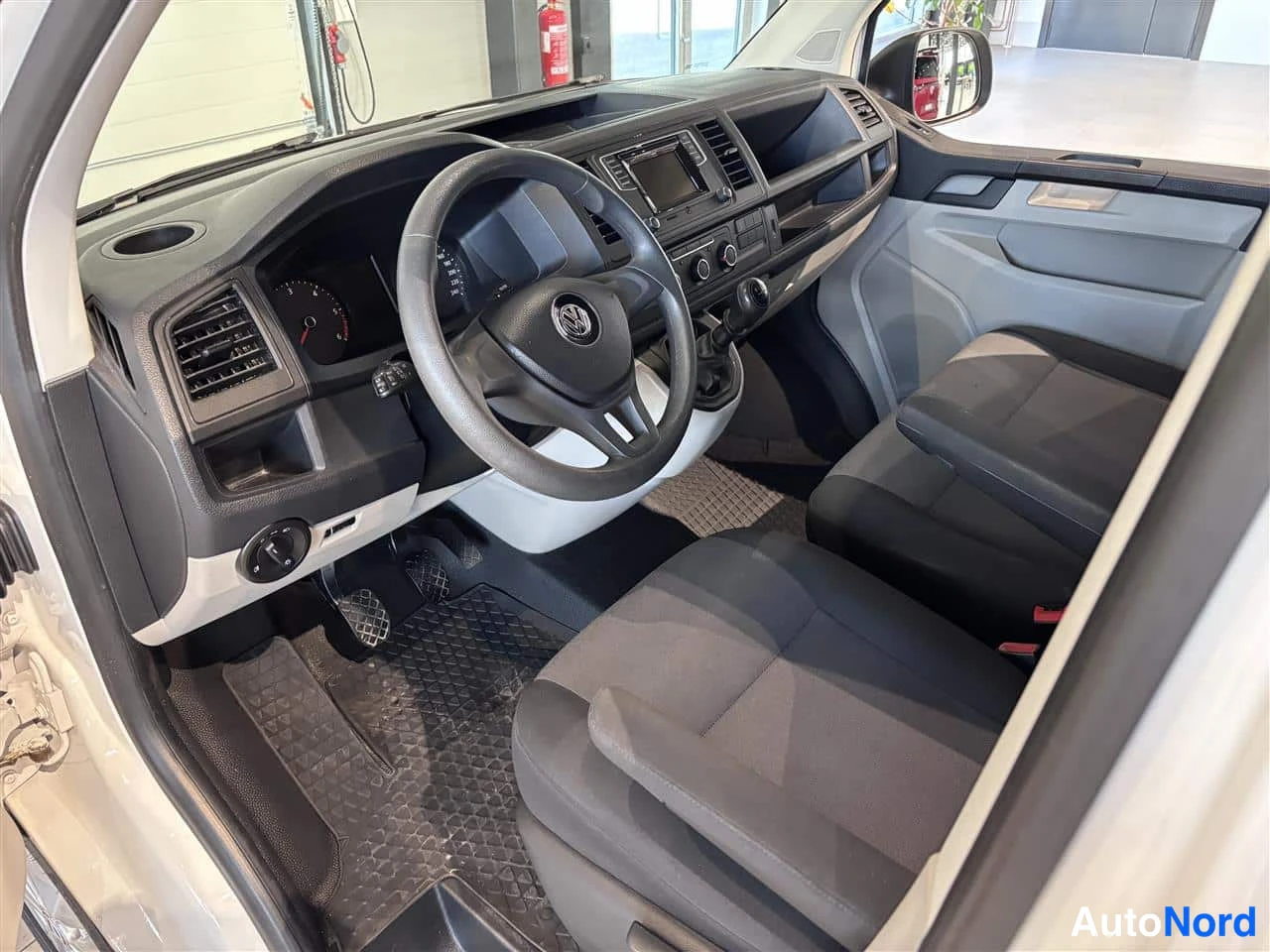 Valkoinen Volkswagen Transporter 2019, ohjaamo, kuva 7