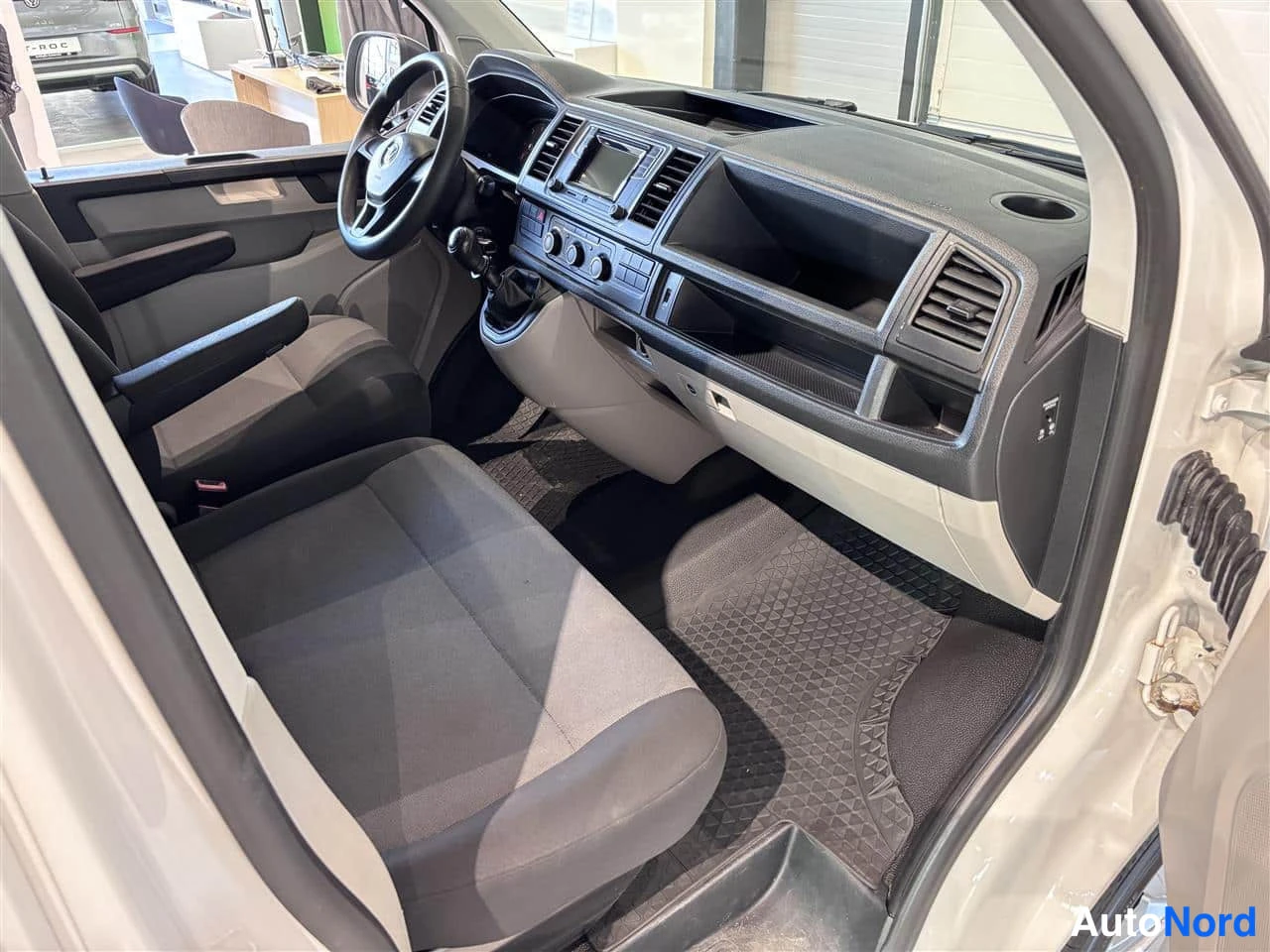 Valkoinen Volkswagen Transporter 2019, ohjaamo, kuva 8