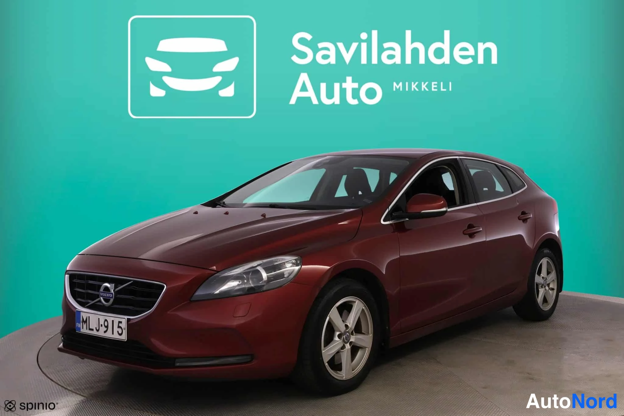 Punainen Volvo V40 2013, etuviisto, keula vasemmalle, kuva 2