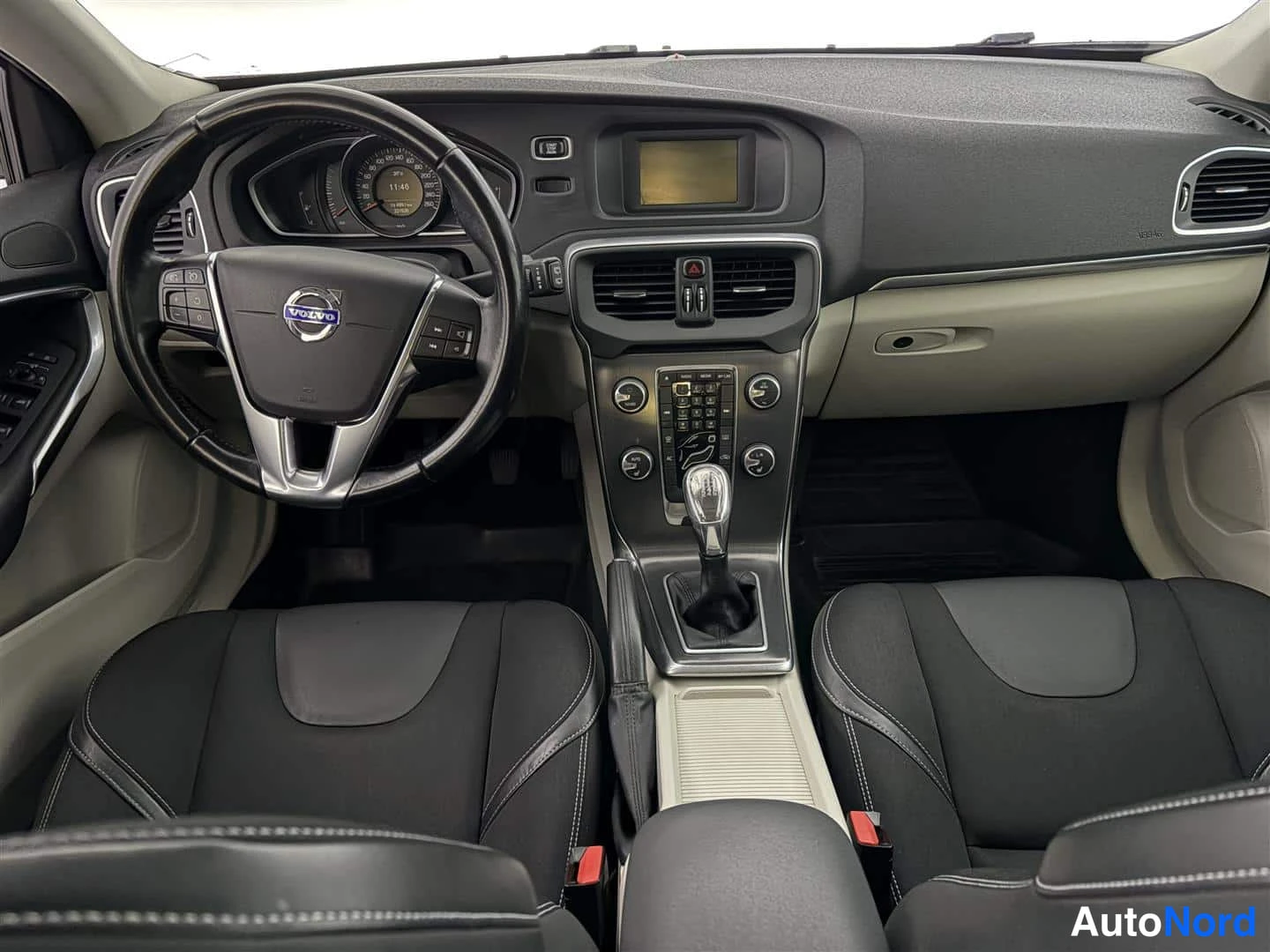 Punainen Volvo V40 2013, ohjaamo, kuva 13