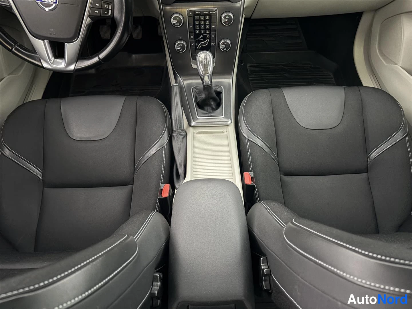 Punainen Volvo V40 2013, etuistuimet, kuva 17