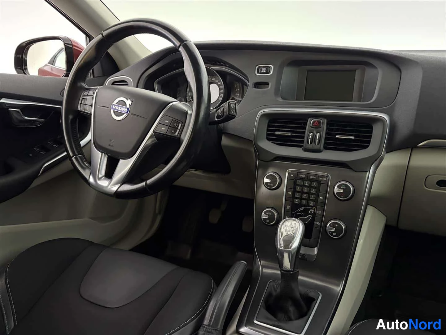 Punainen Volvo V40 2013, ohjaamo, kuva 14