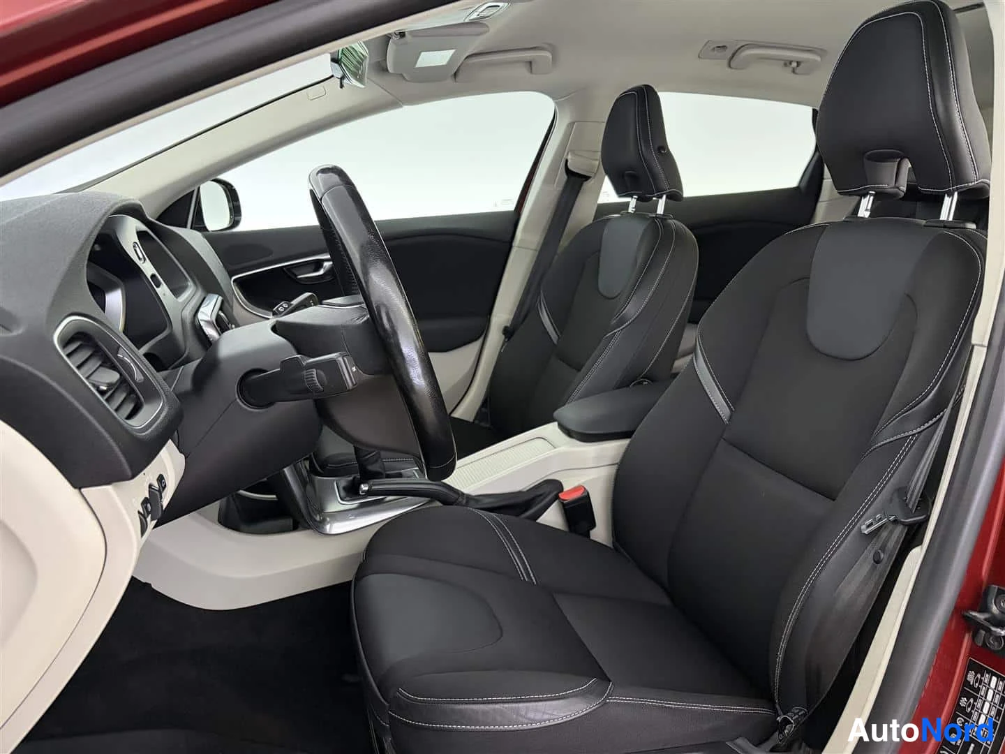 Punainen Volvo V40 2013, etuistuimet, kuva 18