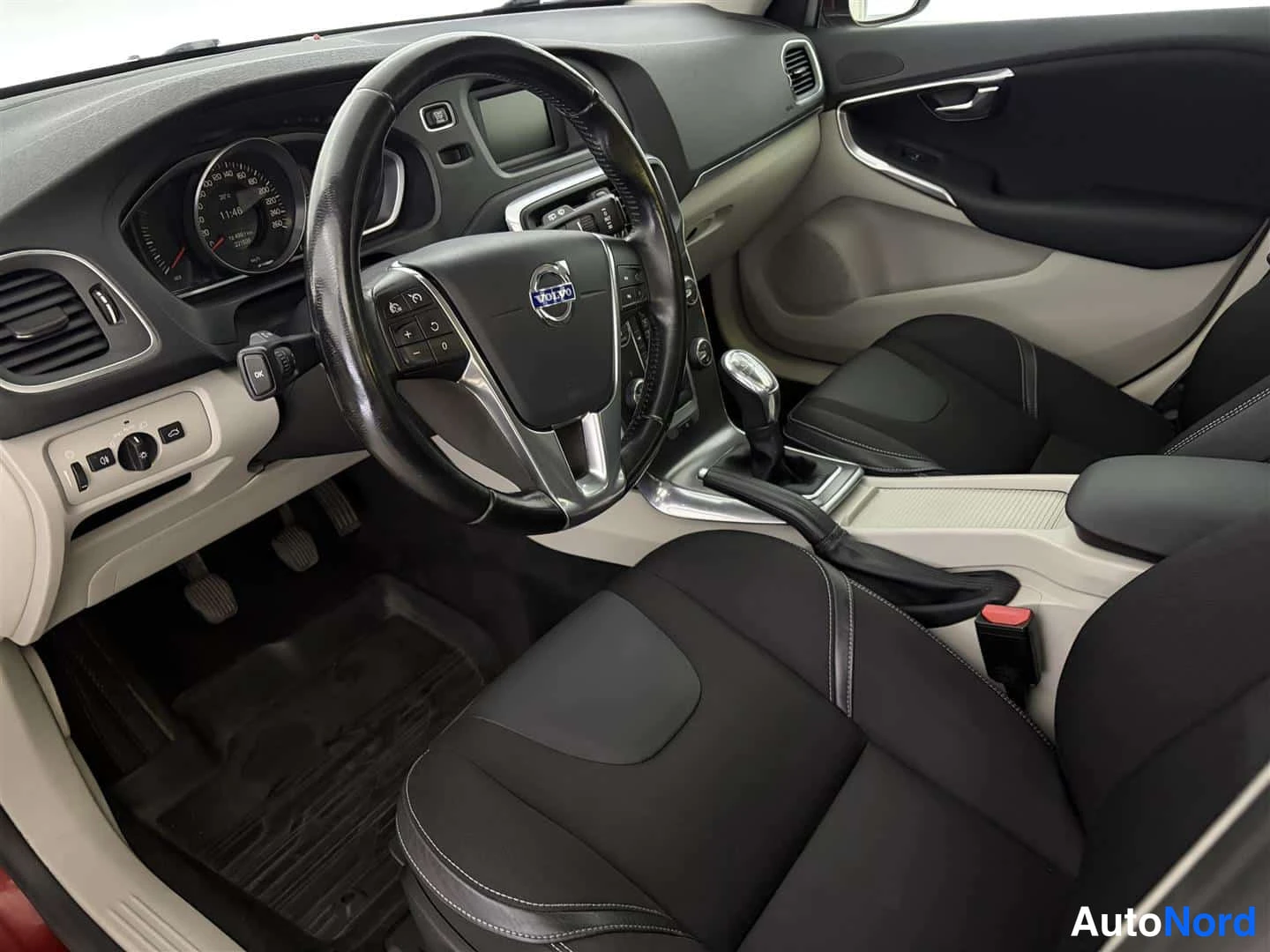 Punainen Volvo V40 2013, ohjaamo, kuva 15