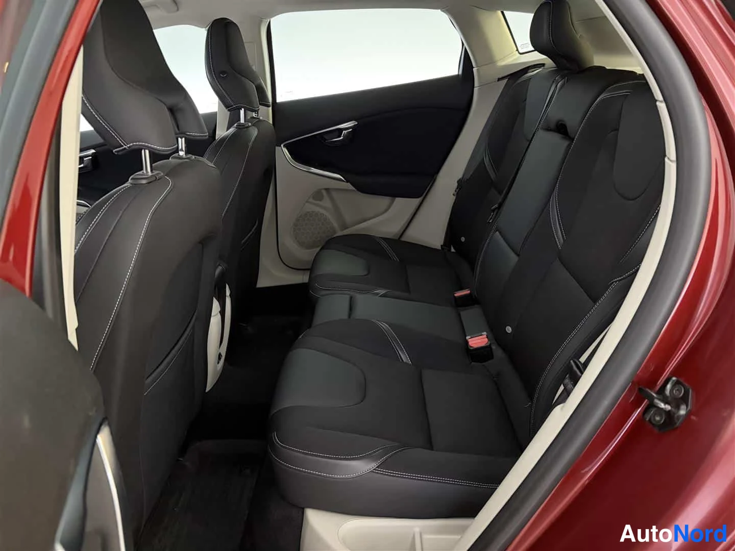 Punainen Volvo V40 2013, takaistuimet, kuva 19