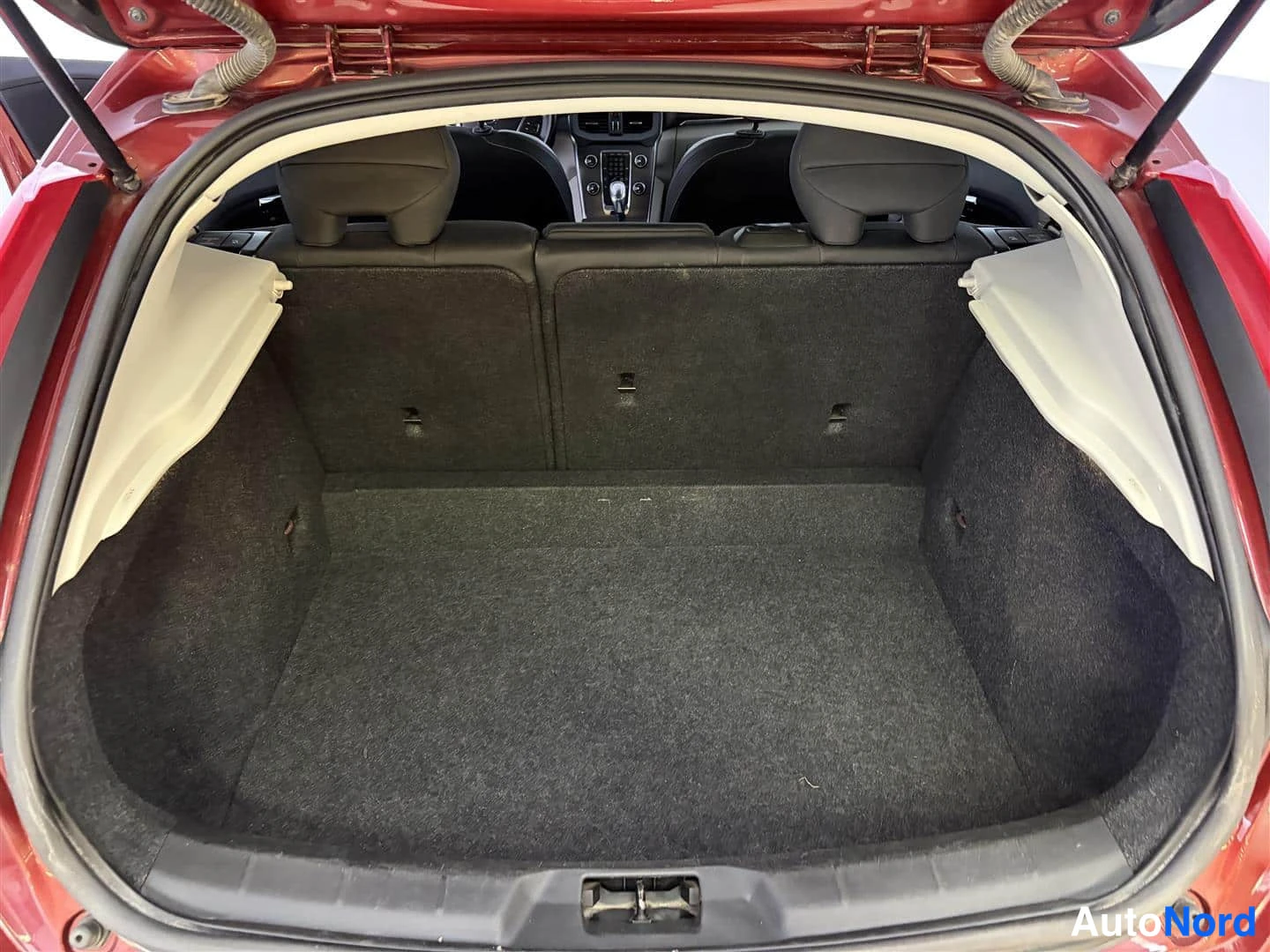 Punainen Volvo V40 2013, tavaratila, kuva 20