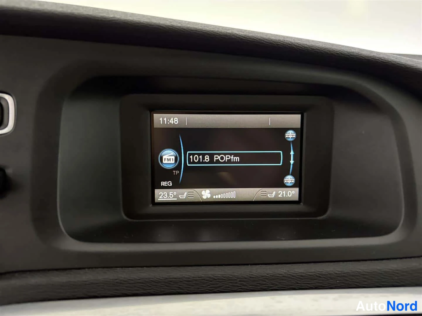 Punainen Volvo V40 2013, yksityiskohta, kuva 22
