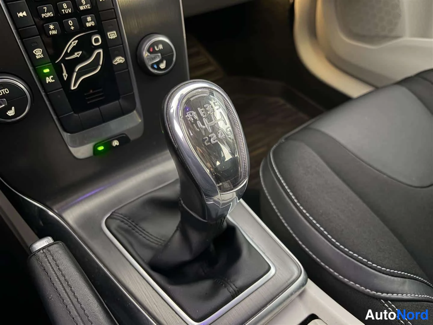 Punainen Volvo V40 2013, yksityiskohta, kuva 24