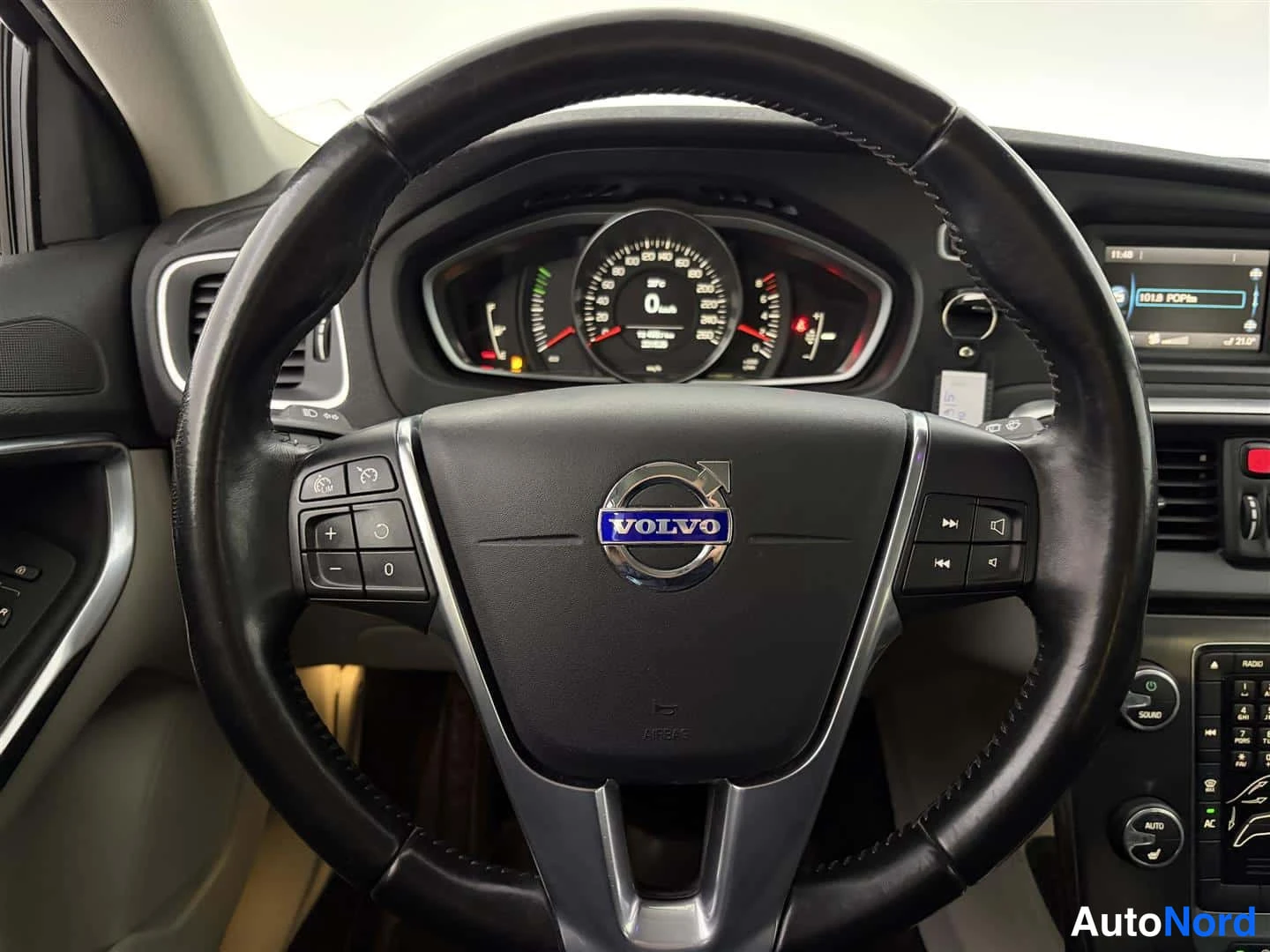 Punainen Volvo V40 2013, ohjaamo, kuva 16