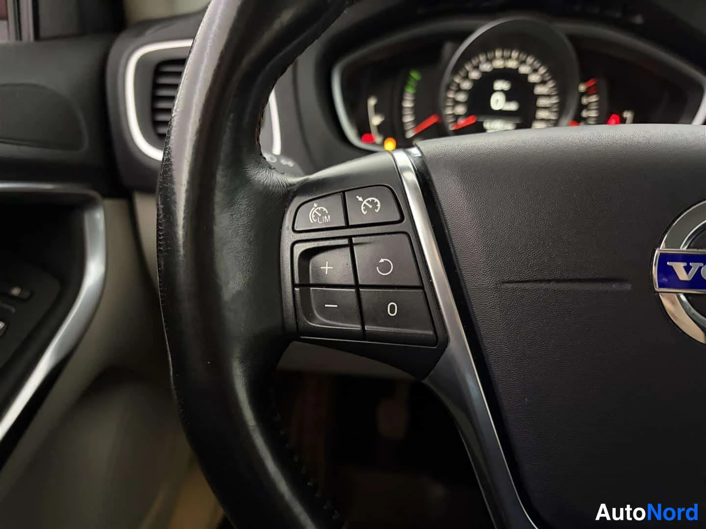Punainen Volvo V40 2013, yksityiskohta, kuva 25