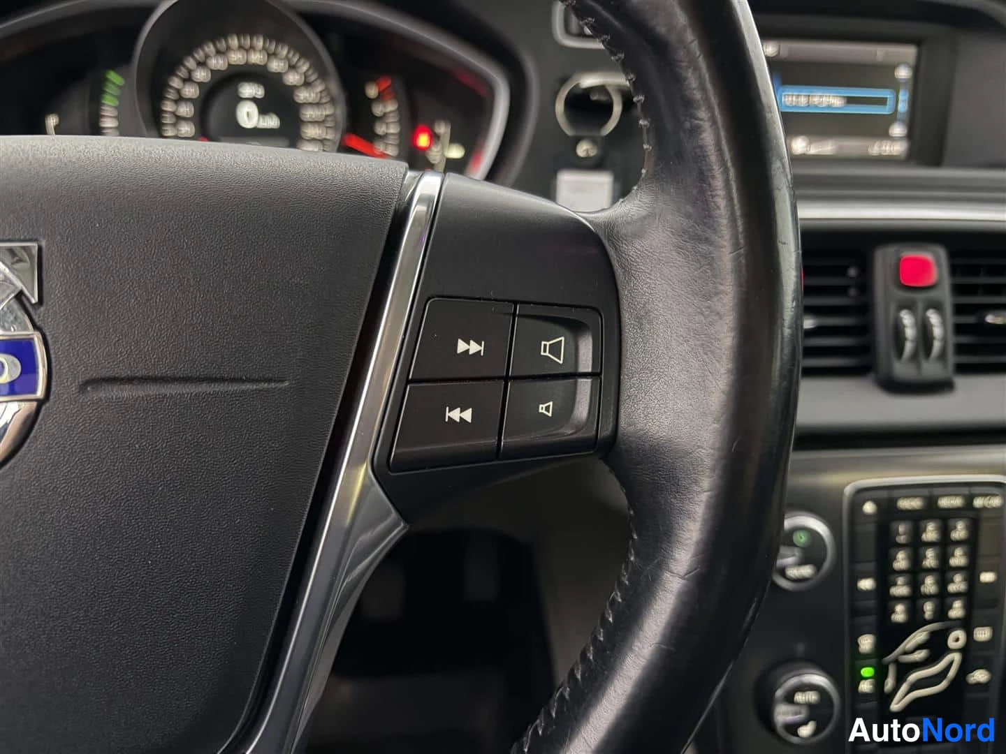 Punainen Volvo V40 2013, yksityiskohta, kuva 26