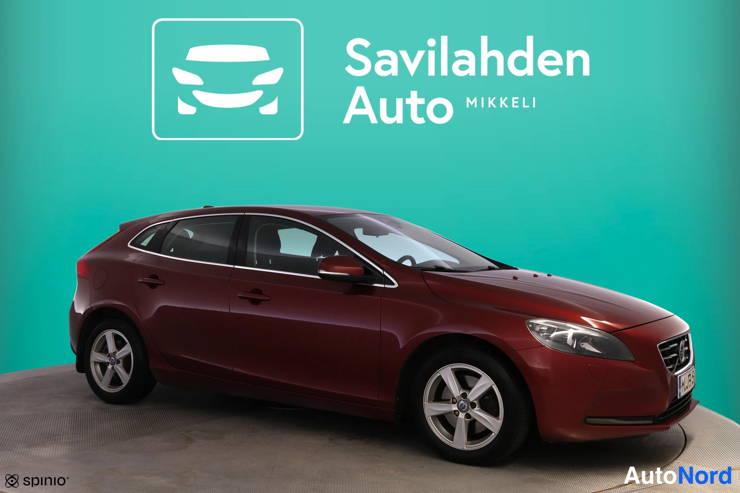 Punainen Volvo V40 2013, etuviisto, keula oikealle, kuva 4