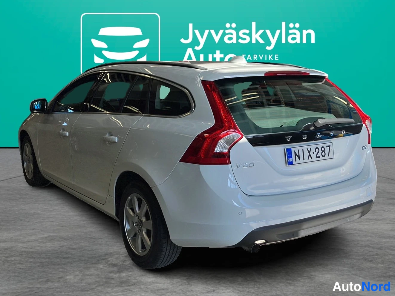 Valkoinen Volvo V60 2012, takaviisto, kuva 3
