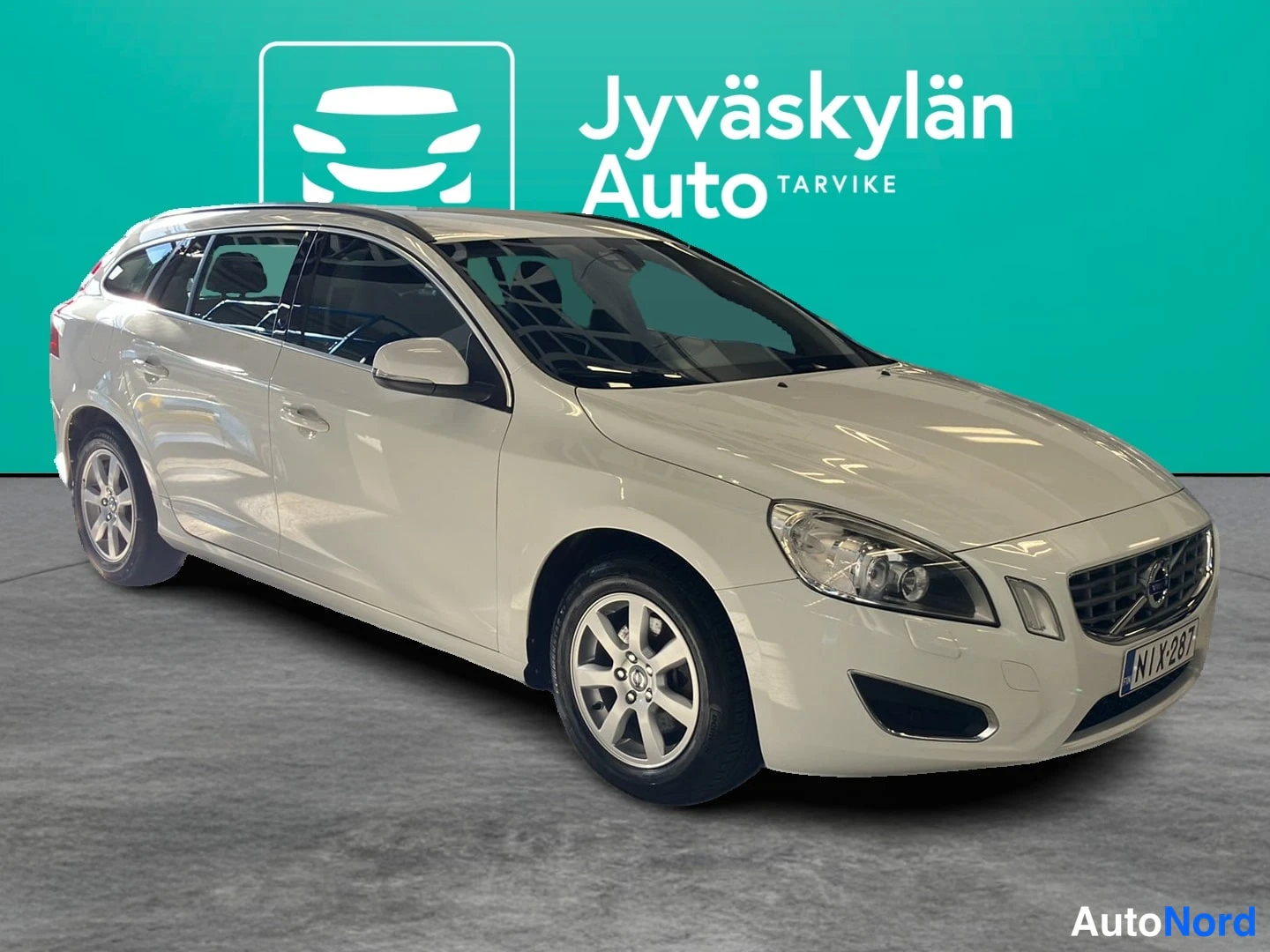 Valkoinen Volvo V60 2012, etuviisto, keula oikealle, kuva 2