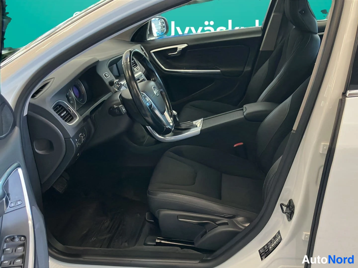 Valkoinen Volvo V60 2012, ohjaamo, kuva 7