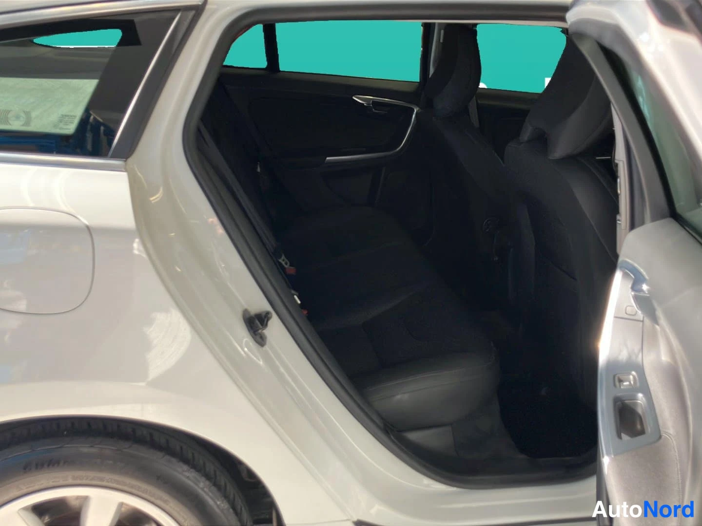 Valkoinen Volvo V60 2012, takaistuimet, kuva 8