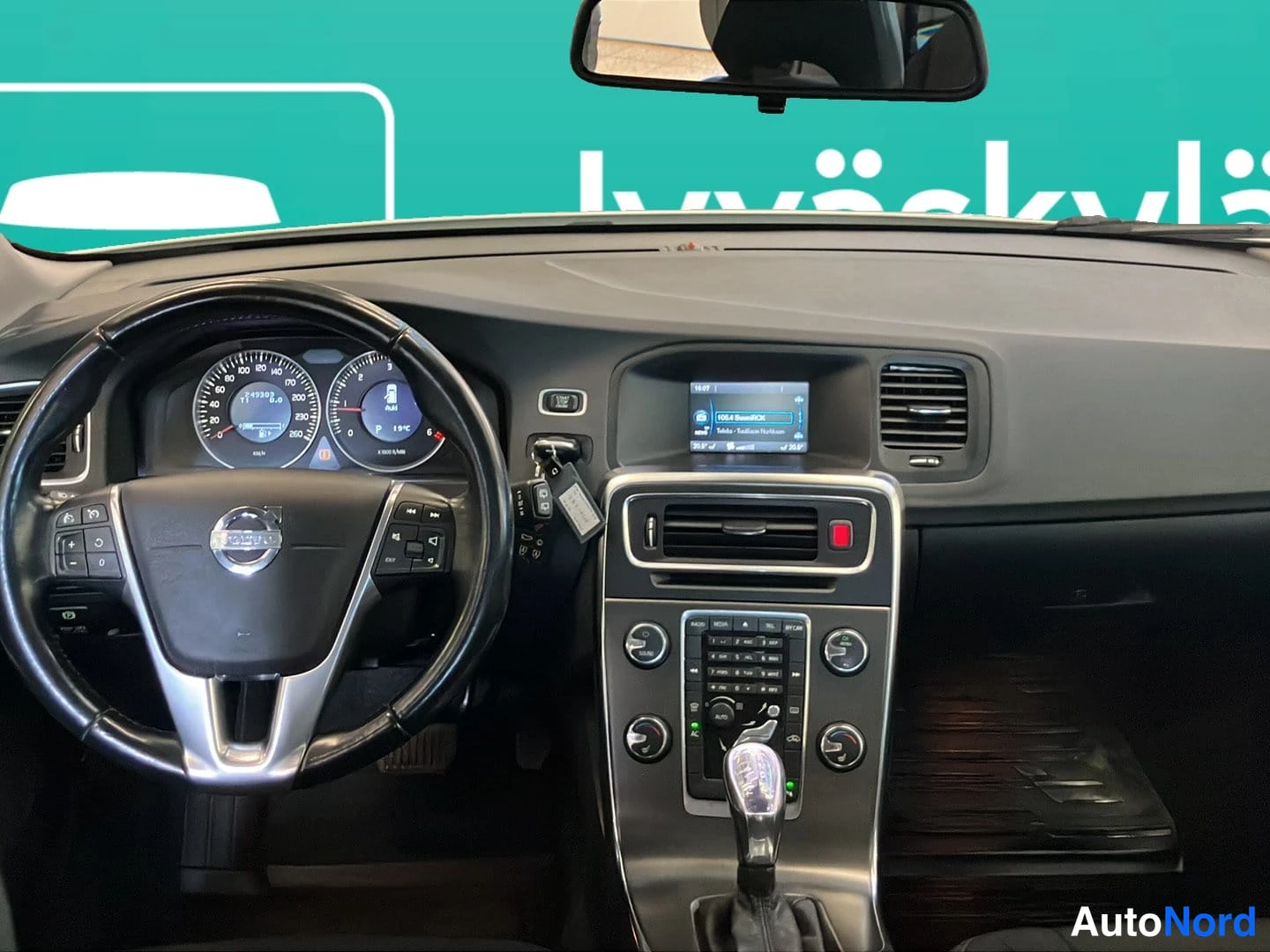 Valkoinen Volvo V60 2012, ohjaamo, kuva 6