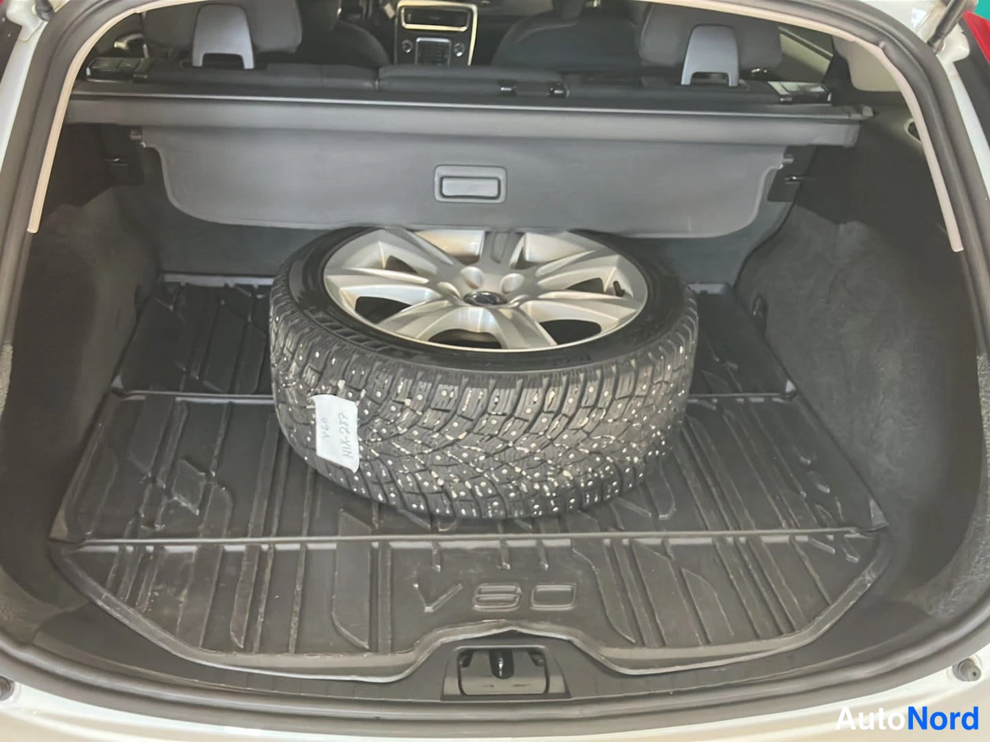 Valkoinen Volvo V60 2012, tavaratila, kuva 10
