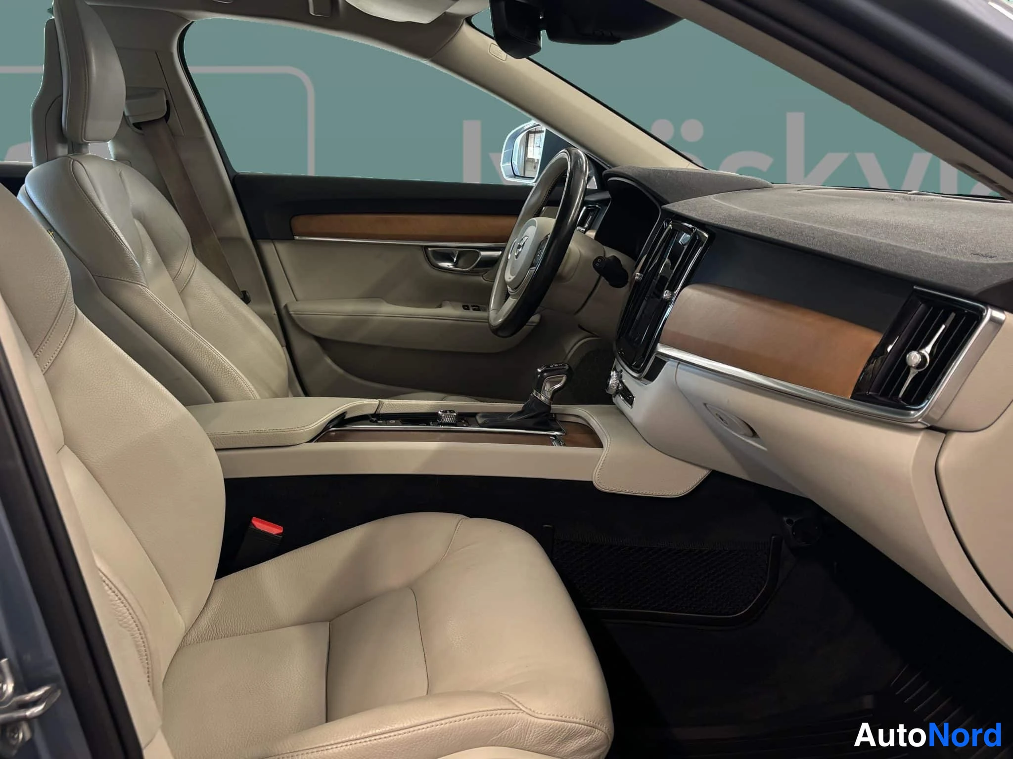 Sininen Volvo V90 2016, ohjaamo, kuva 15