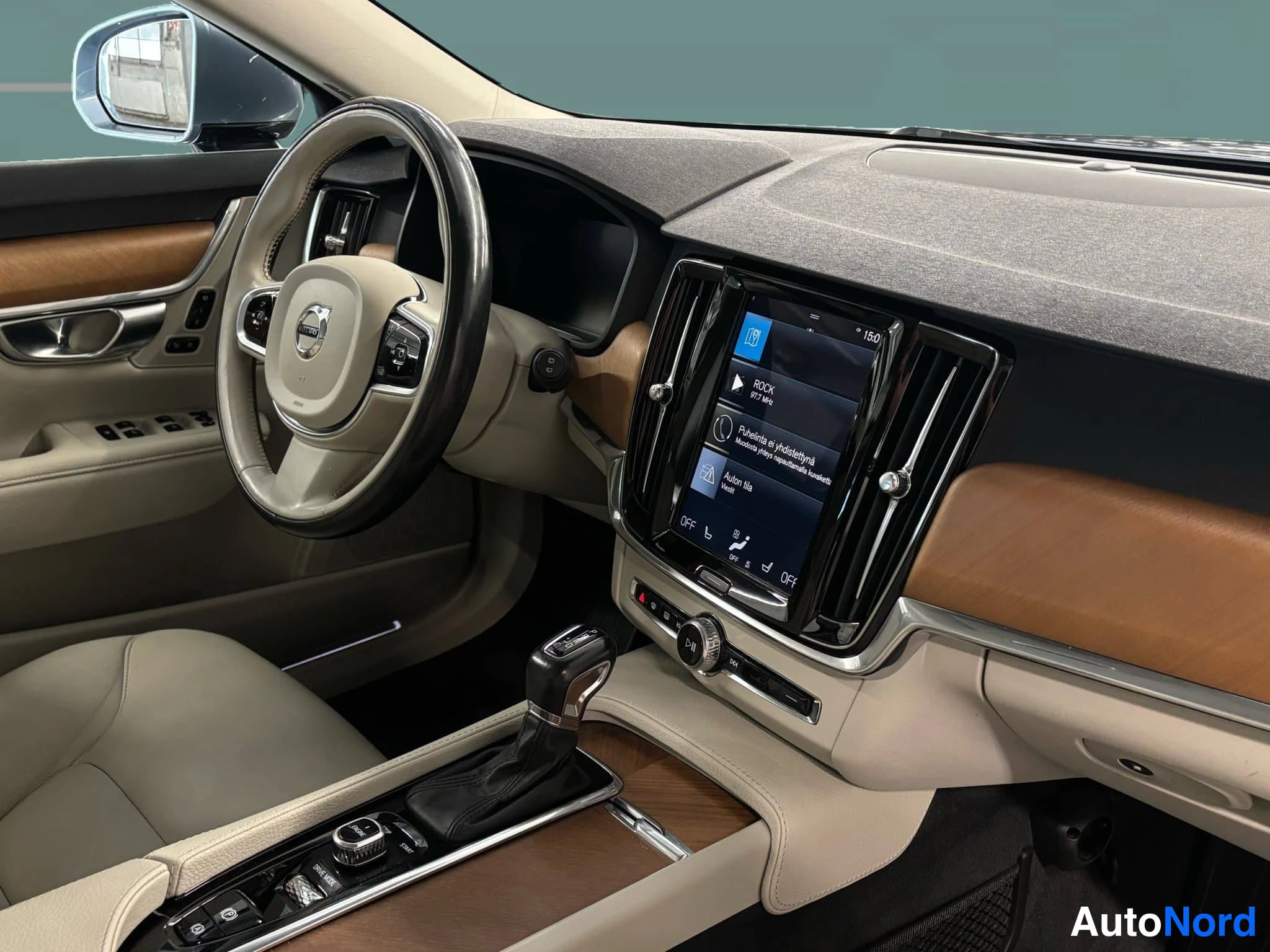Sininen Volvo V90 2016, ohjaamo, kuva 17