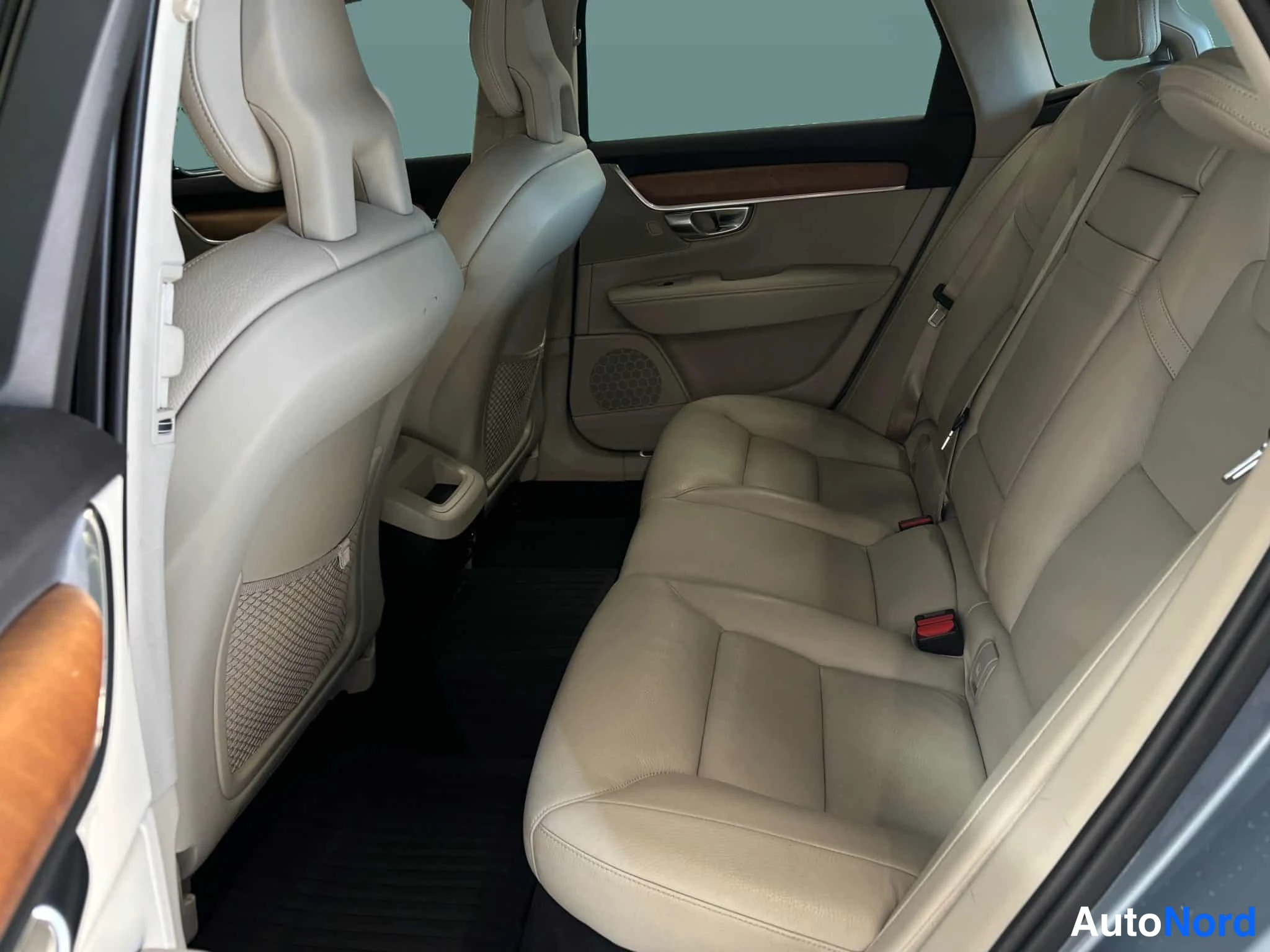 Sininen Volvo V90 2016, takaistuimet, kuva 23