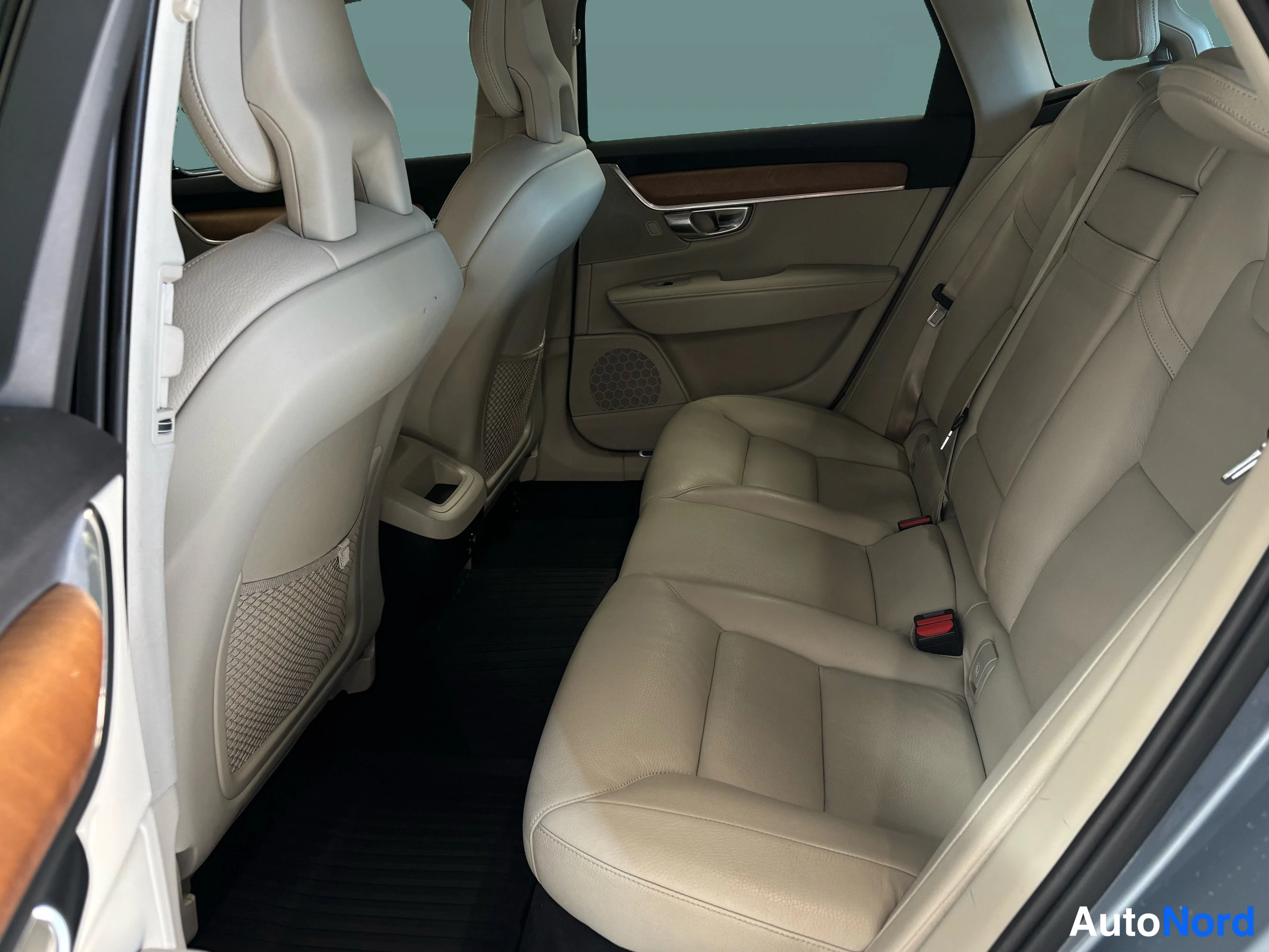Sininen Volvo V90 2016, takaistuimet, kuva 24