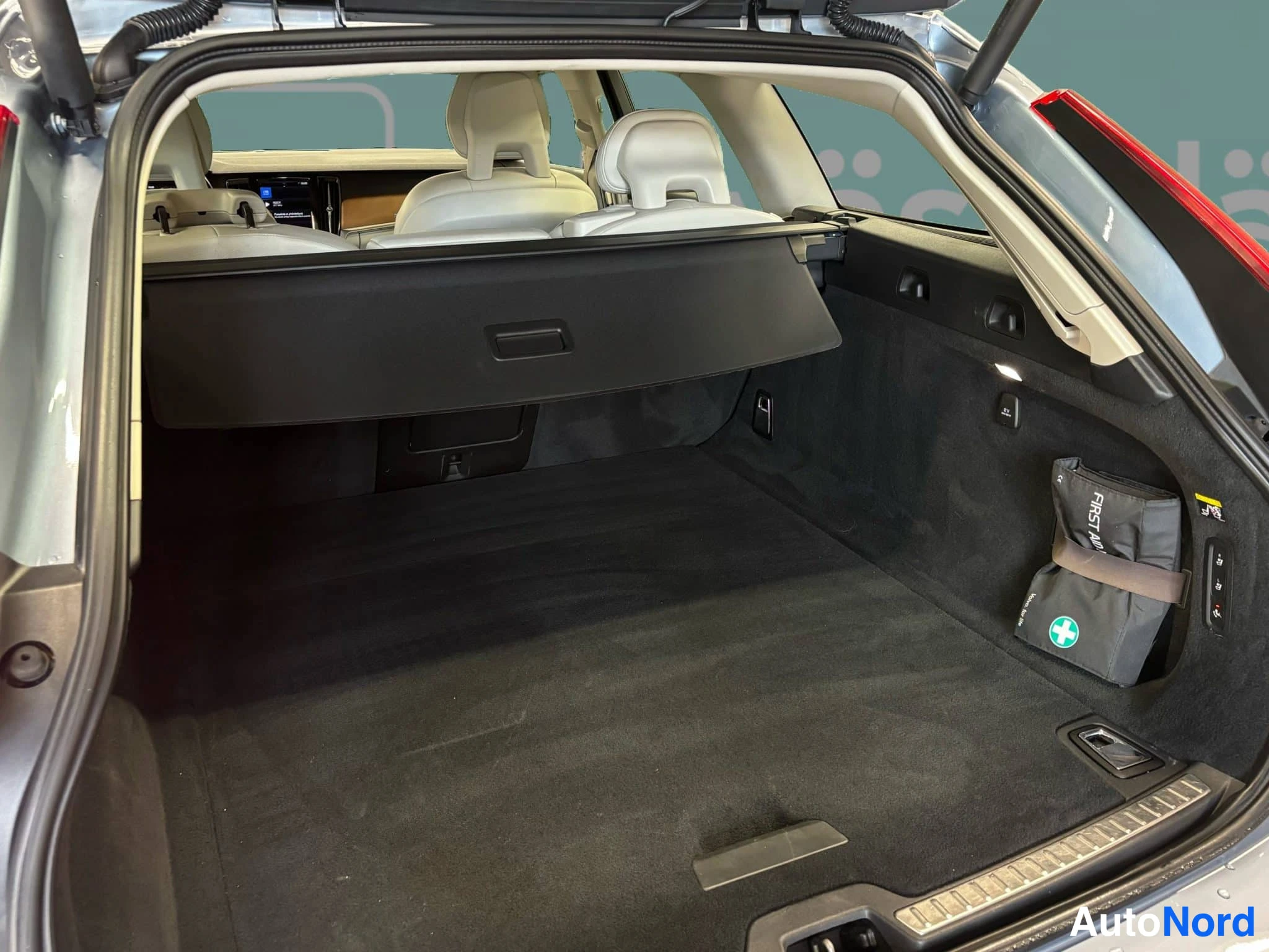 Sininen Volvo V90 2016, tavaratila, kuva 25