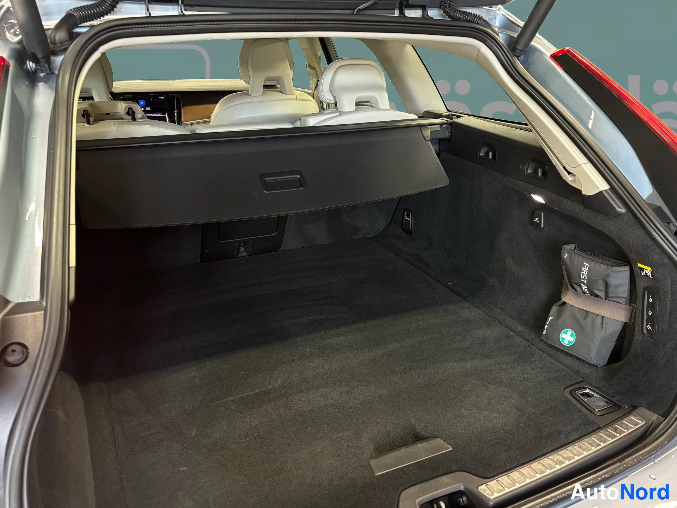 Sininen Volvo V90 2016, tavaratila, kuva 26