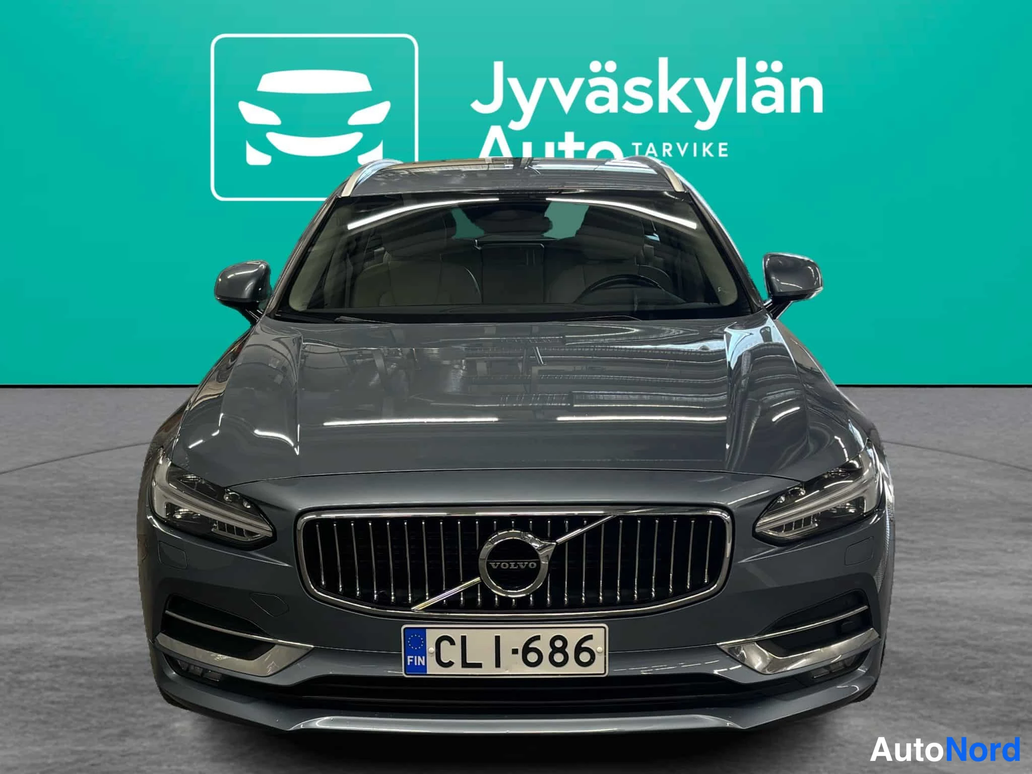 Sininen Volvo V90 2016, edestä, kuva 5