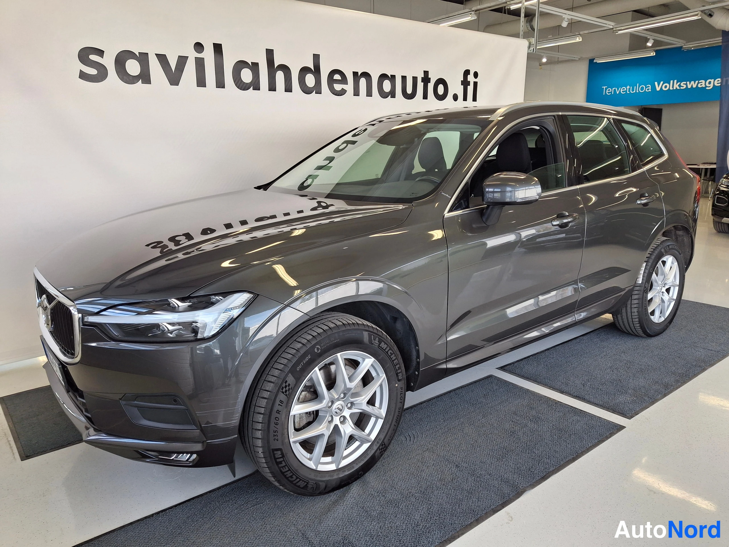 Harmaa Volvo XC60 2021, etuviisto, keula vasemmalle, kuva 2