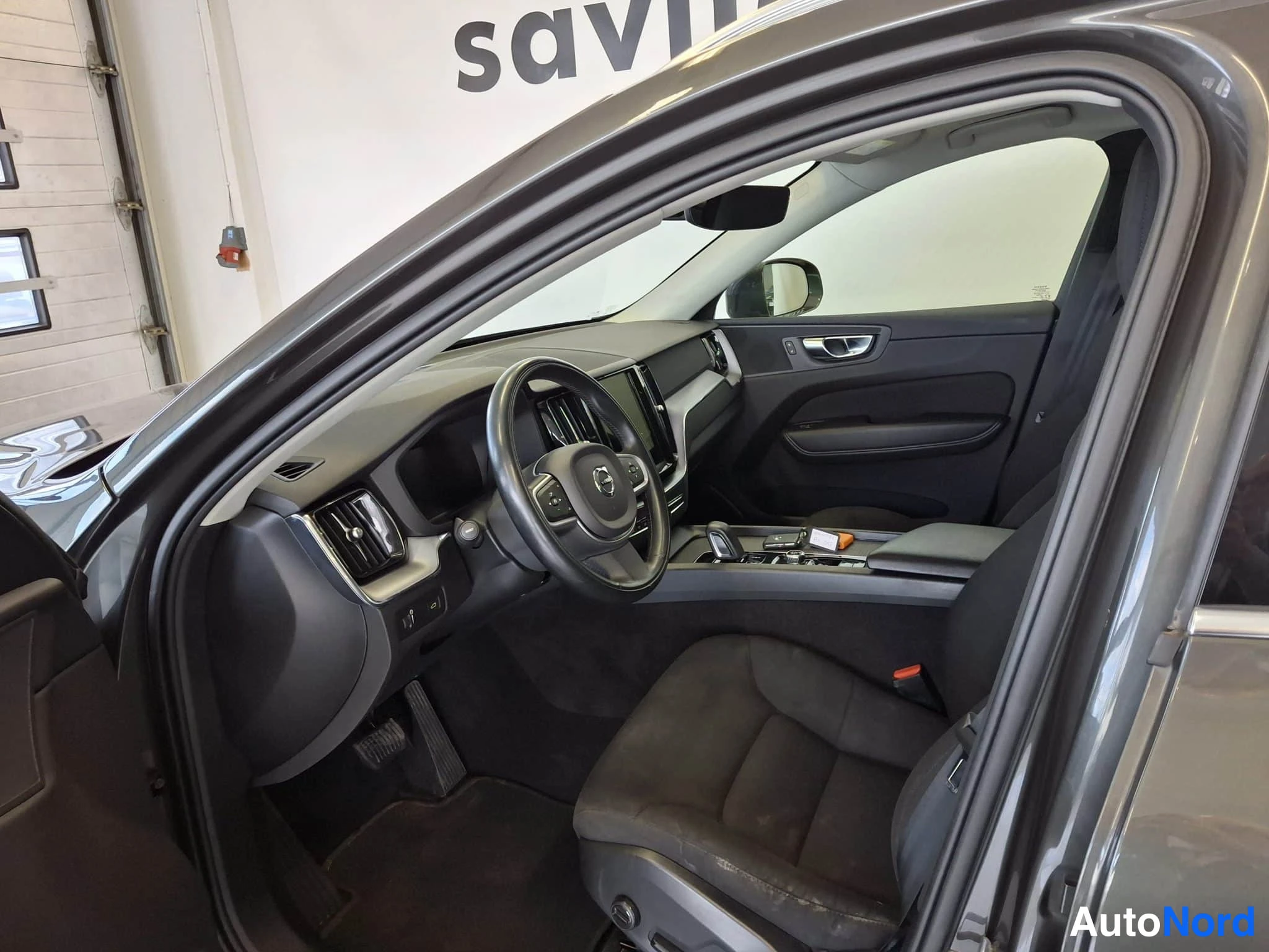 Harmaa Volvo XC60 2021, ohjaamo, kuva 13