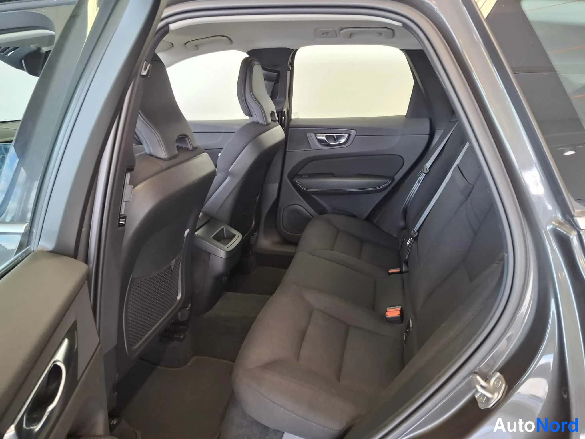 Harmaa Volvo XC60 2021, takaistuimet, kuva 19