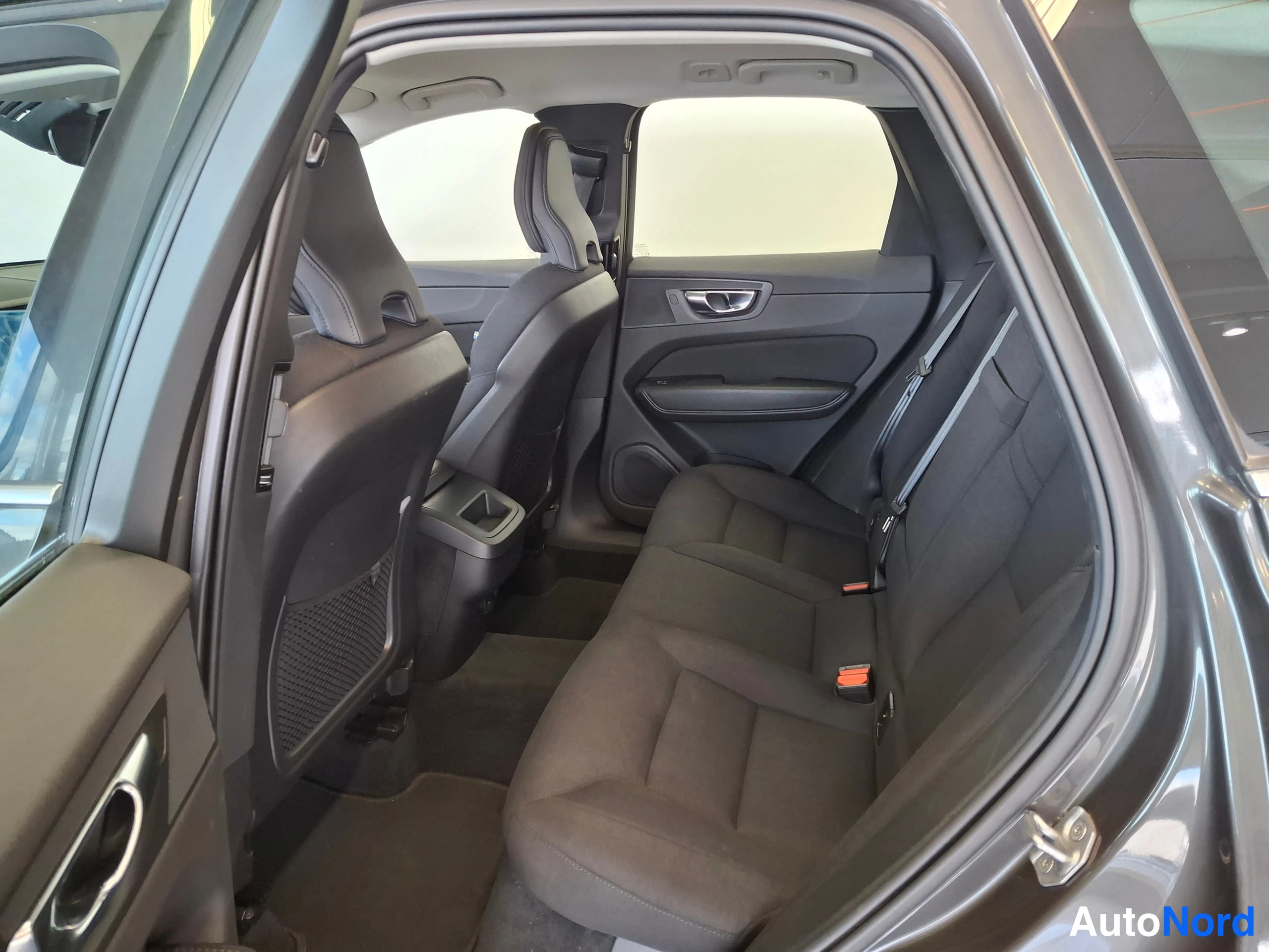 Harmaa Volvo XC60 2021, takaistuimet, kuva 20