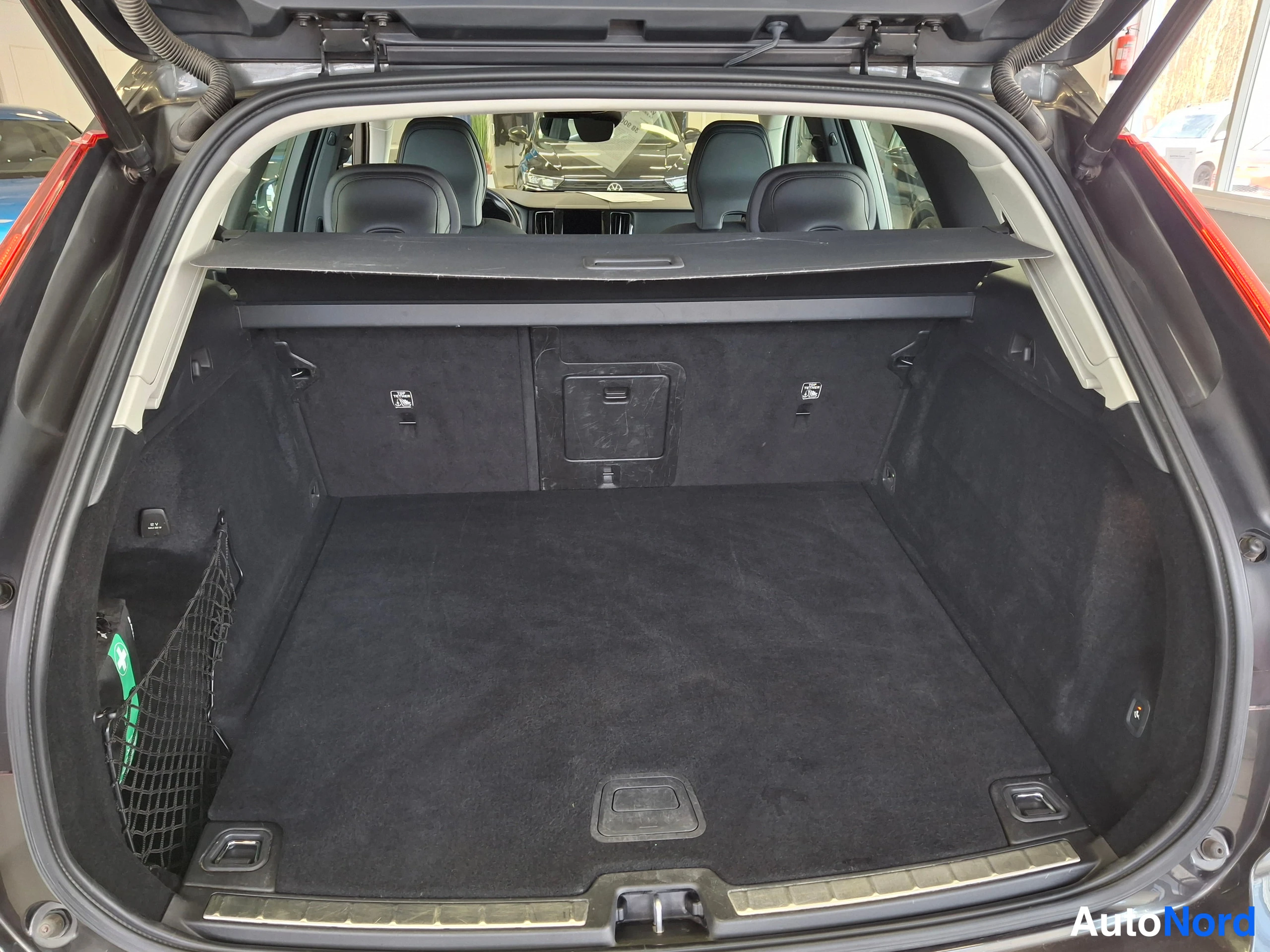 Harmaa Volvo XC60 2021, tavaratila, kuva 24