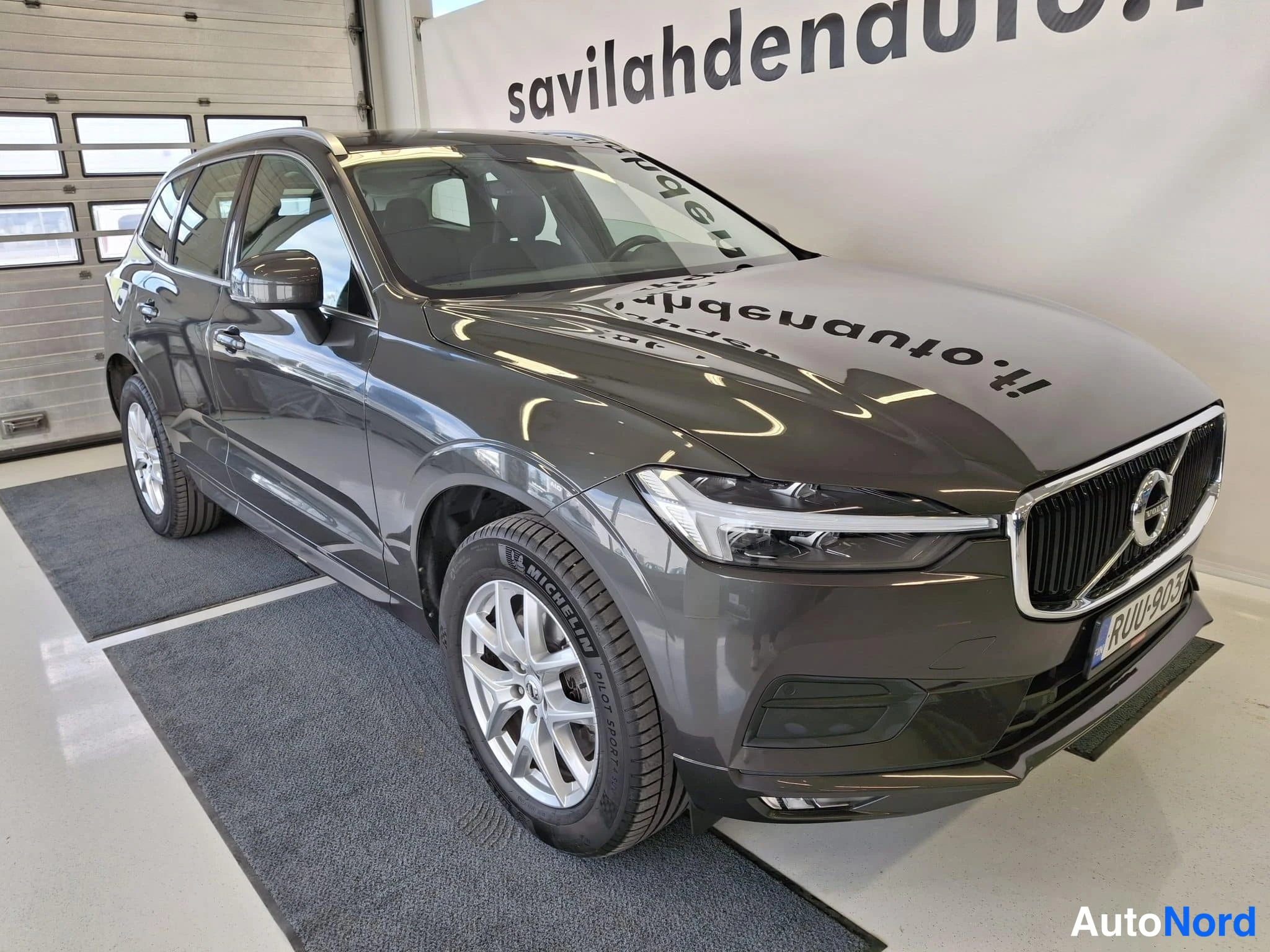 Harmaa Volvo XC60 2021, etuviisto, keula oikealle, kuva 3